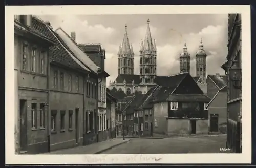 AK Naumburg /Saale, Strassenpartie mit Blick zum Dom
