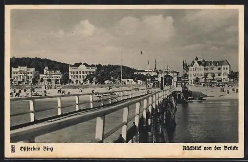 AK Binz, Rückblick von der Seebrücke auf die Kurgebäude und den Strand
