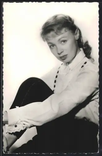 AK Schauspielerin Dany Robin auffordernd in die Kamera blickend