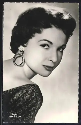 AK Schauspielerin Francoise Arnoul mit Ohrringen