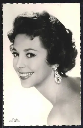 AK Schauspielerin Anne Vernon mit glänzenem Ohrschmuck