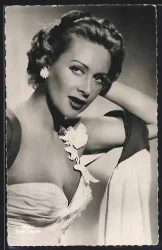 AK Schauspielerin Martine Carol nachdenklich in die Kamera blickend