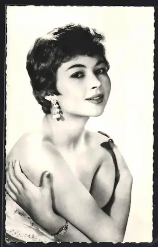 AK Schauspielerin Dany Carrel verschränkt die Arme vor der Brust