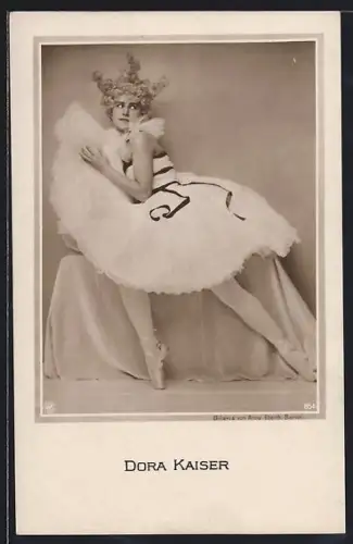 AK Ballett-Tänzerin Dora Kaiser in tänzerischer Pose