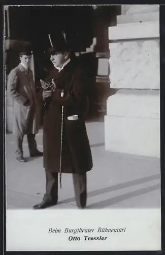 AK Wien, Opernsänger Otto Tressler beim Burgtheater Bühnentürl