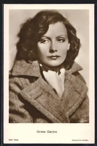 AK Schauspielerin Greta Garbo im Mantel