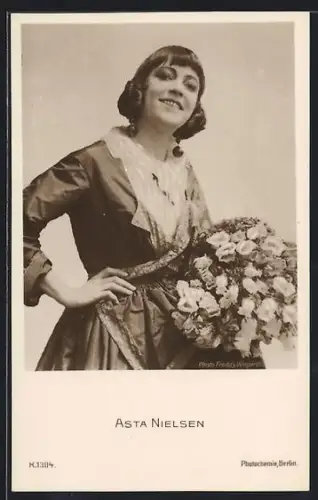 AK Asta Nielsen mit einem Blumenstrauss in der Hand
