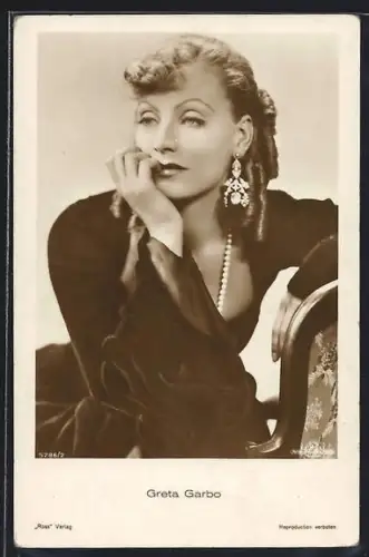 AK Schauspielerin Greta Garbo im edlen Samtkleid mit Perlenkette und Ohrring