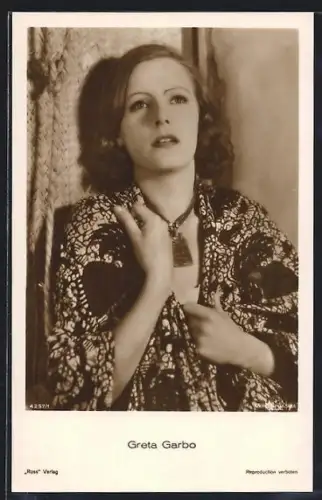 AK Schauspielerin Greta Garbo, nachdenklich blickend