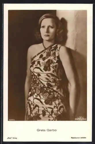 AK Schauspielerin Greta Garbo im gemusterten Kleid