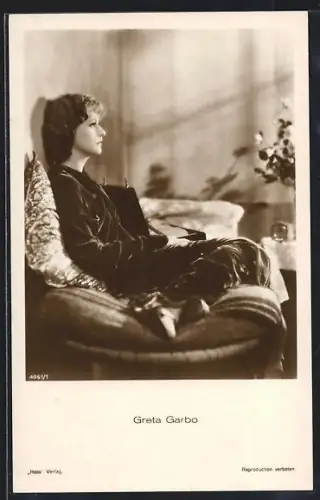 AK Schauspielerin Greta Garbo entspannt auf einem Sofa