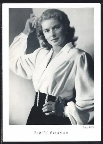 AK Schauspielerin Ingrid Bergman mit Hand im Haar