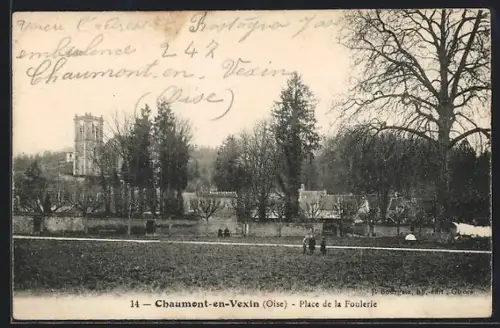 AK Chaumont-en-Vexin /Oise, Place de la Foulerie avec vue sur l`église et les arbres environnants