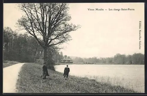 AK Vieux Moulin, Les étangs Saint-Pierre et promeneurs sur le chemin