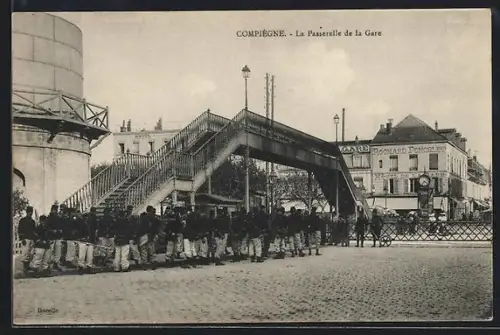 AK Compiègne, La Passerelle de la Gare avec soldats en marche