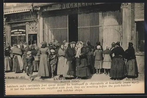 AK Noyon /Oise, Habitants en file devant charcuterie et boucherie, mars 1917