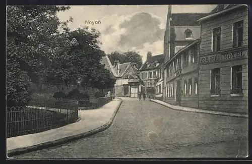 AK Noyon, Rue tranquille avec le Café Hôtel et maisons historiques