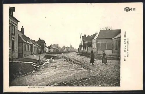 AK Moliens /Oise, Rue Principale avec deux passants et maisons alignées