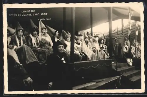 AK Compiègne, Fêtes de Jeanne d`Arc 1930, spectateurs en costumes traditionnels
