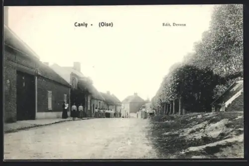 AK Canly /Oise, Rue principale avec habitants et arbres alignés