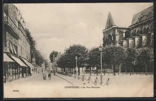AK Compiègne, La Rue Mounier avec église et boutiques adjacentes