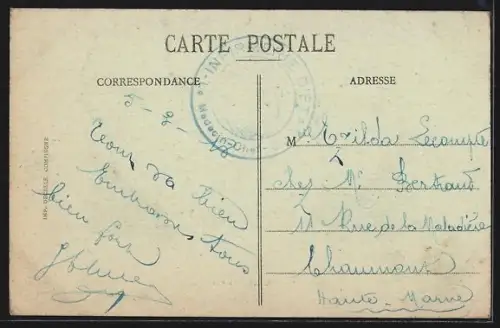 AK Compiègne, La Rue Mounier avec église et boutiques adjacentes