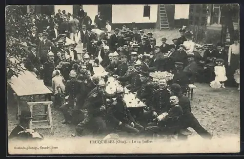 AK Feuquières /Oise, Le 14 Juillet, festivités avec groupe de personnes attablées en plein air