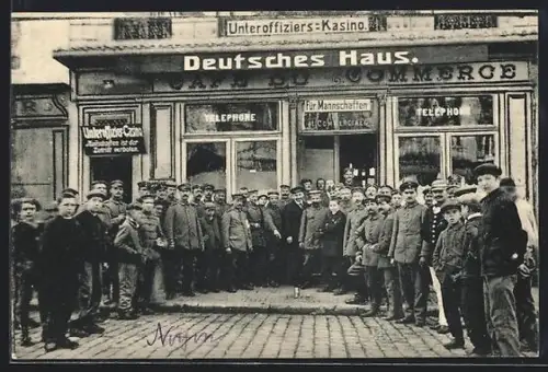 AK Noyon, Deutsches Haus avec soldats et civils devant le bâtiment