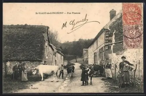 AK St-Vaast-de-Longmont, Rue Pisseuse avec villageois et troupeau de vaches