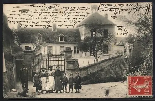 AK Jaulzy, L`école et groupe d`enfants devant le portail