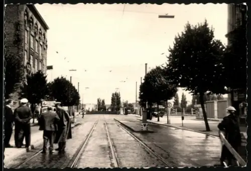 Fotografie unbekannter Fotograf, Ansicht Berlin, Strassenbahngleise enden an der Berliner Mauer, Zonengrenze