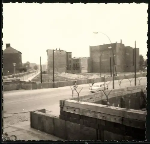 Fotografie unbekannter Fotograf, Ansicht Berlin, Zonengrenze - Berliner Mauer, Auto am Grenzübergang