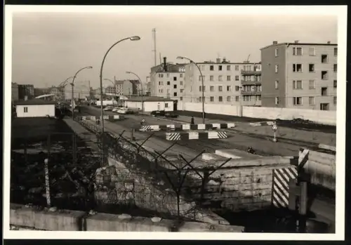 Fotografie unbekannter Fotograf, Ansicht Berlin, Grenzübergang Heinrich-Heine Strasse, Zonengrenze, Berliner Mauer