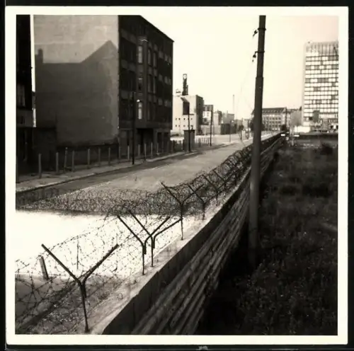 Fotografie unbekannter Fotograf, Ansicht Berlin, Berliner Mauer, Todesstreifen mit Stacheldraht an der Zonengrenze