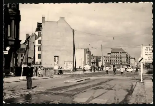 Fotografie unbekannter Fotograf, Ansicht Berlin, Blick v. Checkpoint Charlie in d. Friedrichstrasse Ecke Unter den Linden