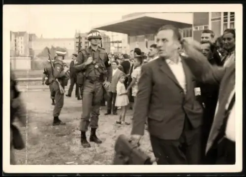 Fotografie unbekannter Fotograf, Ansicht Berlin, US Militärpolizei & DDR Flüchtlinge am Notaufnahmelager
