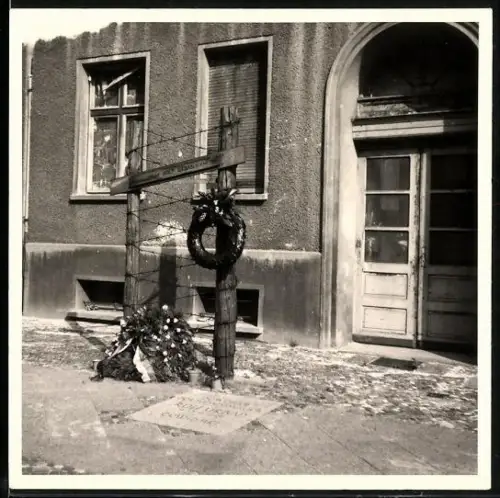 Fotografie unbekannter Fotograf, Ansicht Berlin, Bernauer Strasse 1, Gedenktafel für Maueropfer Rudolf Urban