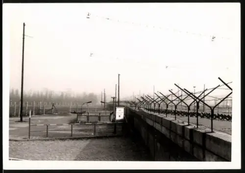 Fotografie unbekannter Fotograf, Ansicht Berlin-Reinickendorf, Berliner Mauer, Todesstreifen mit Panzersperren