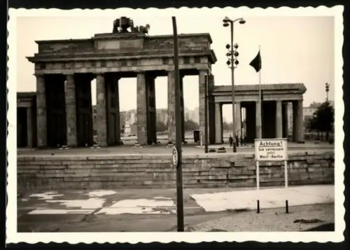 Fotografie unbekannter Fotograf, Ansicht Berlin, Berliner Mauer auf dem Pariser Platz vor dem Brandenburger Tor