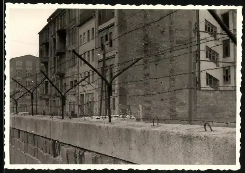 Fotografie Pogade, Ansicht Berlin, Wohnhäuser im Russischen Sektor neben der Berliner Mauer, Sektorengrenze
