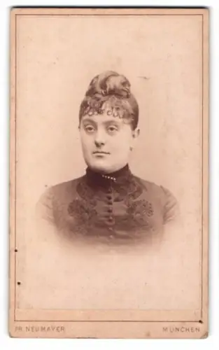Fotografie Fr. Neumayer, München, Neuhauserstrasse 29, Porträt einer Frau mit eleganter Frisur