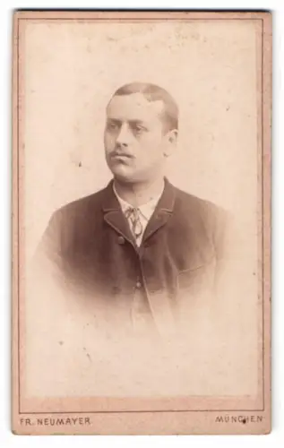 Fotografie Fr. Neumayer, München, Neuhauserstrasse 29, Porträt eines jungen Mannes