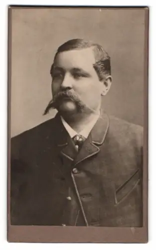 Fotografie unbekannter Fotograf und Ort, Porträt eines Mannes mit markantem Schnurrbart