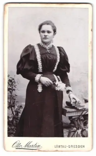 Fotografie Otto Martin, Löbtau-Dresden, Reisewitzer Strasse 20, Frau in elegantem Kleid mit Blumenstrauss