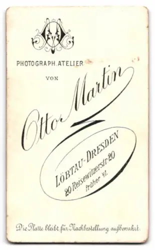 Fotografie Otto Martin, Löbtau-Dresden, Reisewitzer Strasse 20, Frau in elegantem Kleid mit Blumenstrauss