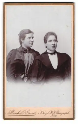 Fotografie Reinhold Ernst, Görlitz, Moltkestr. 13, Porträt zweier Frauen in eleganter Kleidung
