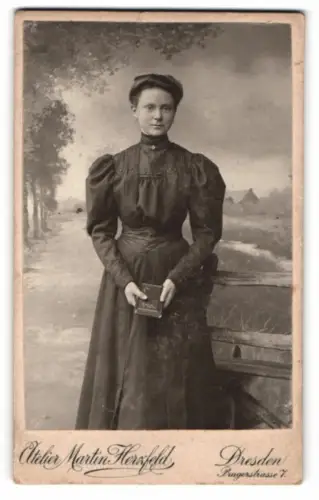 Fotografie Atelier Martin Herzfeld, Dresden, Pragerstrasse 7, Stehende Frau mit Buch