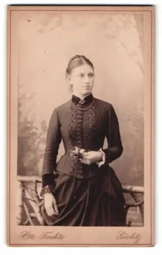 Fotografie Otto Faehte, Görlitz, Grüner Graben 29, Elegante Dame mit Blumenstrauss