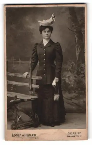 Fotografie Adolf Winkler, Görlitz, Berlinerstr. 12, Dame mit elegantem Hut