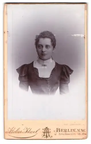 Fotografie Atelier Itzel, Berlin, Bredowstrasse 16, Porträt einer Frau in elegantem Kleid